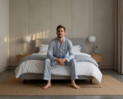 Foto van een man op bed die zich klaar maakt om goed te slapen