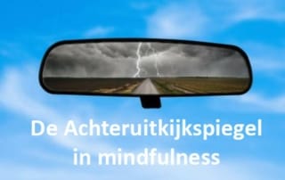 De achteruitkijkspiegel in mindfulness context
