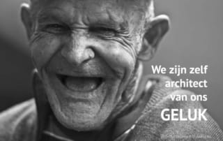 oudere man en heel gelukkig