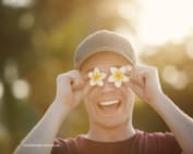 Foto van een jonge man die duidelijk zeer gelukkig is