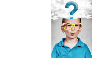 foto van Jongen met zijn hoofd in de wolken vragend