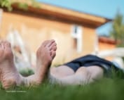 virtualisatieoefening foto van relaxe man liggend op gras