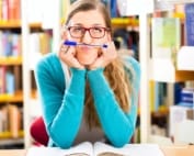 Foto van een studente in de bibliotheek